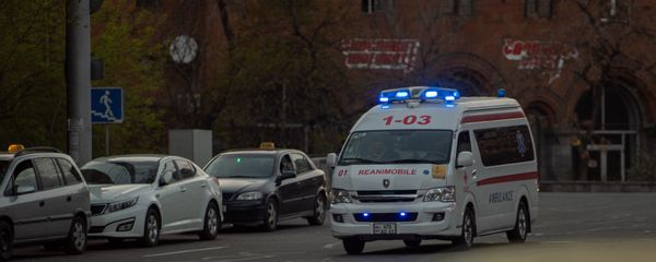 Карета скорой помощи на улице Григора Лусаворича - Sputnik Армения