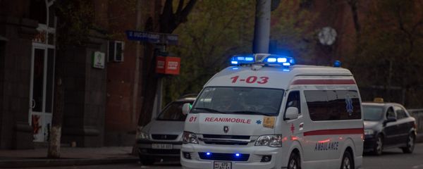 Карета скорой помощи на улице Григора Лусаворича Карета скорой помощи на улице Григора Лусаворича - Sputnik Армения