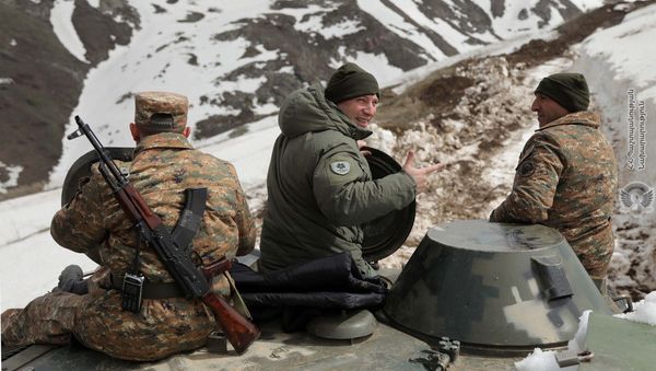 Министр обороны Давид Тоноян посетил армяно-азербайджанскую границу (22 апреля 2020). Армения Министр обороны Давид Тоноян посетил армяно-азербайджанскую границу (22 апреля 2020). Армения - Sputnik Արմենիա