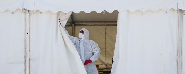 Сотрудник в защитной одежде возле временного морга  - Sputnik Армения