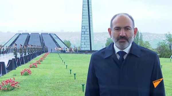 Փաշինյանն ու կինը Ծիծեռնակաբերդում հարգանքի տուրք են մատուցել Մեծ եղեռնի զոհերի հիշատակին - Sputnik Արմենիա