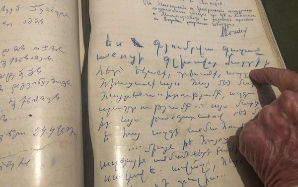 Запись Шираза в книге отзывов в музее Джумшута в Гюмри Запись Шираза в книге отзывов в музее Джумшута в Гюмри - Sputnik Армения