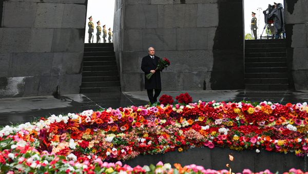 Президент Армении Армен Саркисян почтил память жертв Геноцида в Османской империи (24 апреля 2020). Еревaн - Sputnik Արմենիա