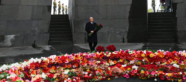 Президент Армении Армен Саркисян почтил память жертв Геноцида в Османской империи (24 апреля 2020). Еревaн - Sputnik Արմենիա