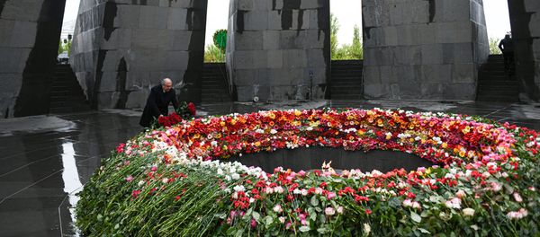 Президент Армении Армен Саркисян почтил память жертв Геноцида в Османской империи (24 апреля 2020). Еревaн - Sputnik Արմենիա