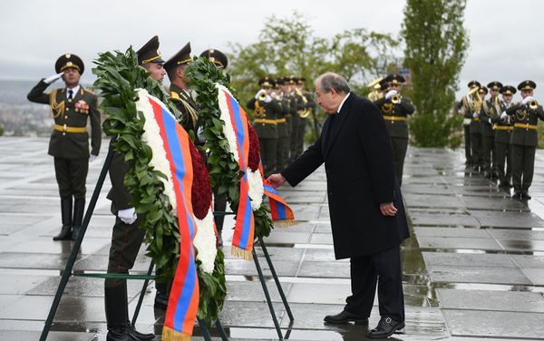 Президент Армении Армен Саркисян почтил память жертв Геноцида в Османской империи (24 апреля 2020). Еревaн - Sputnik Армения