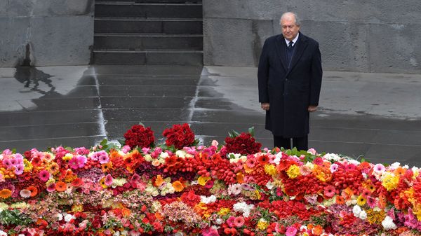 Президент Армении Армен Саркисян почтил память жертв Геноцида в Османской империи (24 апреля 2020). Еревaн - Sputnik Армения