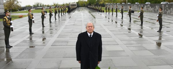 Президент Армении Армен Саркисян почтил память жертв Геноцида в Османской империи (24 апреля 2020). Еревaн - Sputnik Армения