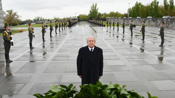 Президент Армении Армен Саркисян почтил память жертв Геноцида в Османской империи (24 апреля 2020). Еревaн - Sputnik Армения