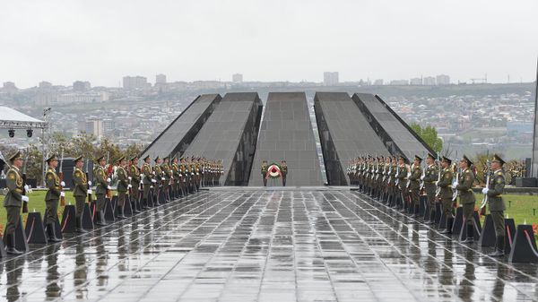 Президент Армении Армен Саркисян почтил память жертв Геноцида в Османской империи (24 апреля 2020). Еревaн Президент Армении Армен Саркисян почтил память жертв Геноцида в Османской империи (24 апреля 2020). Еревaн - Sputnik Армения