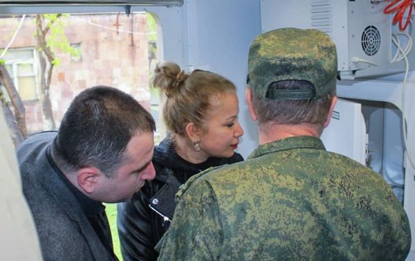 Делегация из министерства здравоохранения Армении ознакомилась с современной российской модульной лабораторией (24 апреля 2020). Еревaн - Sputnik Армения