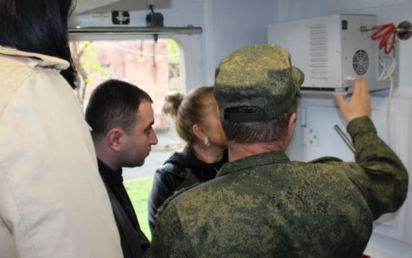 Делегация из министерства здравоохранения Армении ознакомилась с современной российской модульной лабораторией (24 апреля 2020). Еревaн - Sputnik Армения