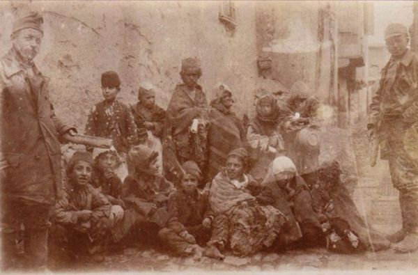 Редкая фотография Бездомные армянские дети на улицах Диарбекира, 1915 год Редкая фотография Бездомные армянские дети на улицах Диарбекира, 1915 год - Sputnik Армения