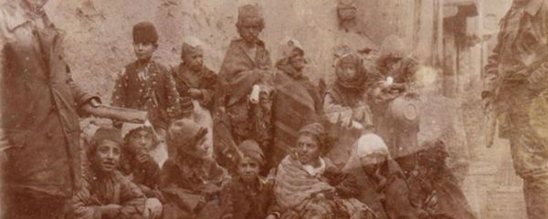 Редкая фотография Бездомные армянские дети на улицах Диарбекира, 1915 год - Sputnik Армения