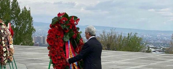 Третий президент Армении Серж Саргсян в мемориальном комплексе Цицернакаберд почтил память жертв Геноцида в Османской империи (24 апреля 2020). Еревaн - Sputnik Արմենիա
