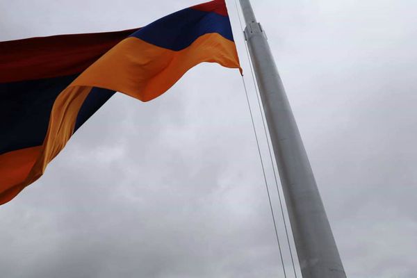 Ի նշան հիշատակի ու կյանքի շարունակության. պատմական Անիի դիմաց կծածանվի հայոց եռագույնը - Sputnik Արմենիա