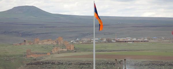 Флаг Армении на армяно-турецкой границе, напротив исторической столицы Ани (24 апреля 2020). Ширак - Sputnik Արմենիա