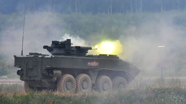 Бронетранспортер Бумеранг во время демонстрации ходовых и огневых возможностей на полигоне Алабино в рамках Международного военно-технического форума Армия-2019. - Sputnik Армения