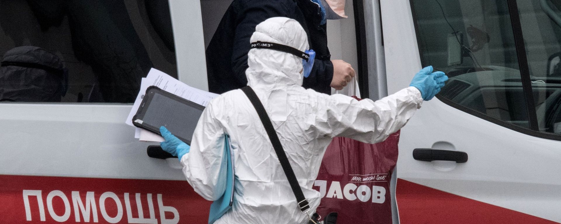 Бригада скорой медицинской помощи доставила пациентку в Москве - Sputnik Армения, 1920, 25.04.2020