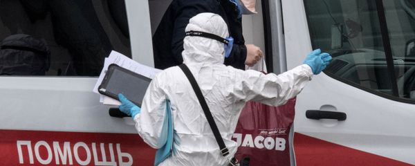 Бригада скорой медицинской помощи доставила пациентку в Москве - Sputnik Армения