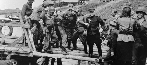 Советские и американские военнослужащие встречаются на реке Эльбе. Советские и американские военнослужащие встречаются на реке Эльбе. - Sputnik Армения