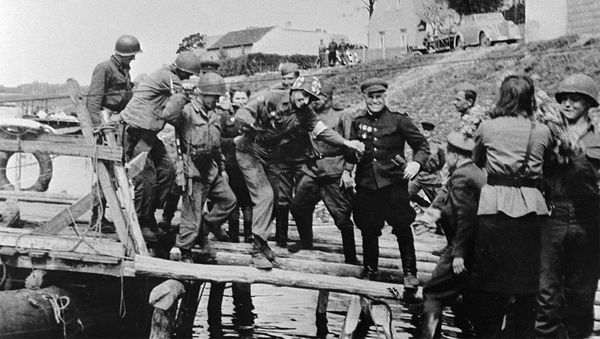 Советские и американские военнослужащие встречаются на реке Эльбе. - Sputnik Армения