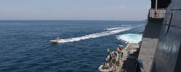 Иранские корабли Революционной гвардии плывут рядом с американскими военными кораблями в Персидском заливе близ Кувейта (15 апреля 2020). Персидский залив - Sputnik Армения