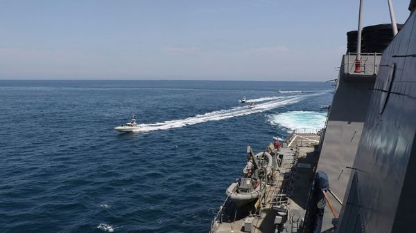 Иранские корабли Революционной гвардии плывут рядом с американскими военными кораблями в Персидском заливе близ Кувейта (15 апреля 2020). Персидский залив - Sputnik Армения