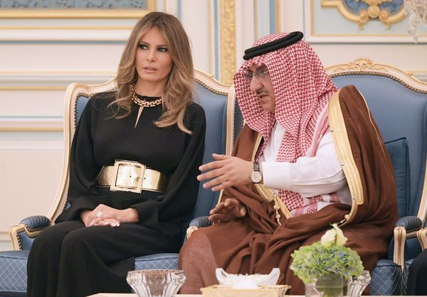 Первая леди США Мелания Трамп общается с заместителем премьер-министра Саудовской Аравии Мухаммедом ибн Наиф Аль Саудом Первая леди США Мелания Трамп общается с заместителем премьер-министра Саудовской Аравии Мухаммедом ибн Наиф Аль Саудом - Sputnik Армения