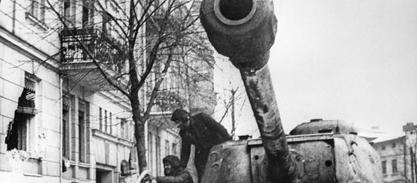 Жители города Познань приветствуют советских воинов-освободителей на ИС-2 - Sputnik Армения