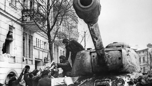 Жители города Познань приветствуют советских воинов-освободителей на ИС-2 Жители города Познань приветствуют советских воинов-освободителей на ИС-2 - Sputnik Армения