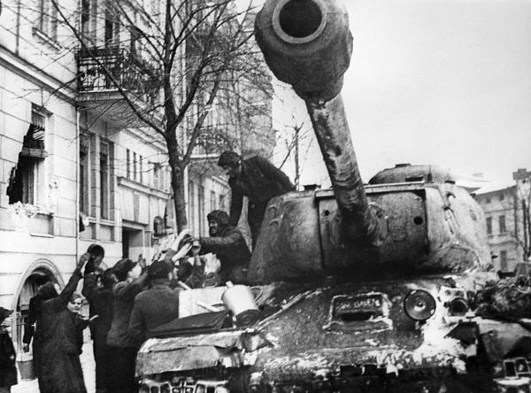 Жители города Познань приветствуют советских воинов-освободителей на ИС-2 Жители города Познань приветствуют советских воинов-освободителей на ИС-2 - Sputnik Армения