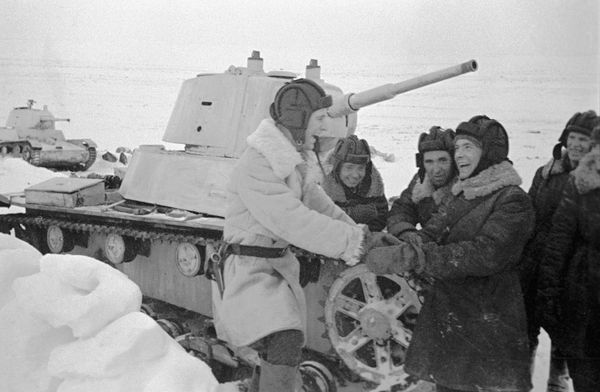 Танкисты легкого танка Т-26 взвода П.В. Печенина отдыхают между боями Танкисты легкого танка Т-26 взвода П.В. Печенина отдыхают между боями - Sputnik Армения