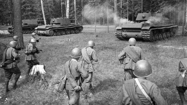 Советские тяжелые танки КВ-1 выходят на позицию для атаки - Sputnik Արմենիա