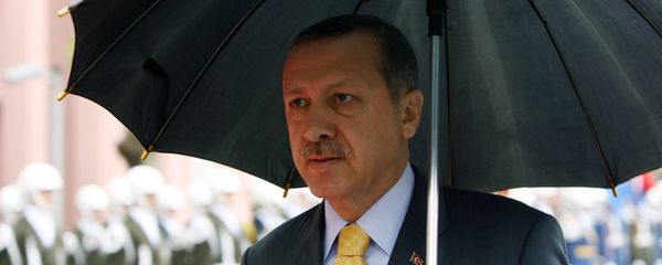 Премьер-министр Турции Реджеп Тайип Эрдоган держит зонтик во время церемонии встречи своего пакистанского коллеги Юсуфа Резы Гилани (28 октября 2008). Стамбул - Sputnik Армения