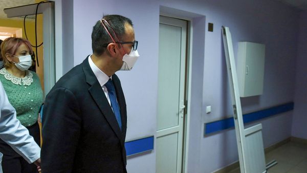 Министр здравоохранения Арсен Торосян в медцентре Гавара (29 апреля 2020). Гавар - Sputnik Армения