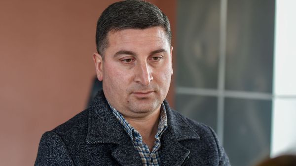 Губернатор Гегаркуника Гнел Саносян в медцентре Гавара (29 апреля 2020). Гавар - Sputnik Армения