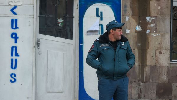 Полицейский у магазина одежды рядом с медцентром Гавара (29 апреля 2020). Гавар Полицейский у магазина одежды рядом с медцентром Гавара (29 апреля 2020). Гавар - Sputnik Армения