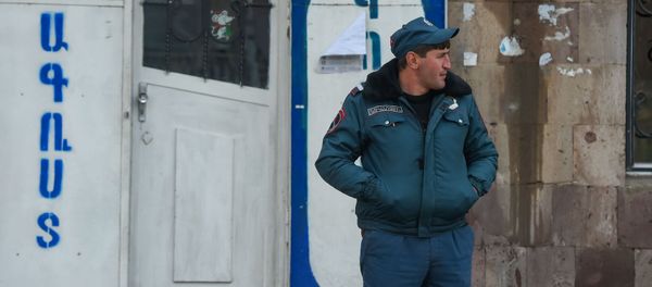 Полицейский у магазина одежды рядом с медцентром Гавара (29 апреля 2020). Гавар Полицейский у магазина одежды рядом с медцентром Гавара (29 апреля 2020). Гавар - Sputnik Արմենիա
