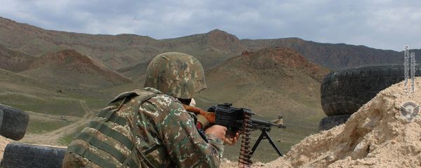 Армянские военнослужащие на практических занятиях по боевой подготовке - Sputnik Армения