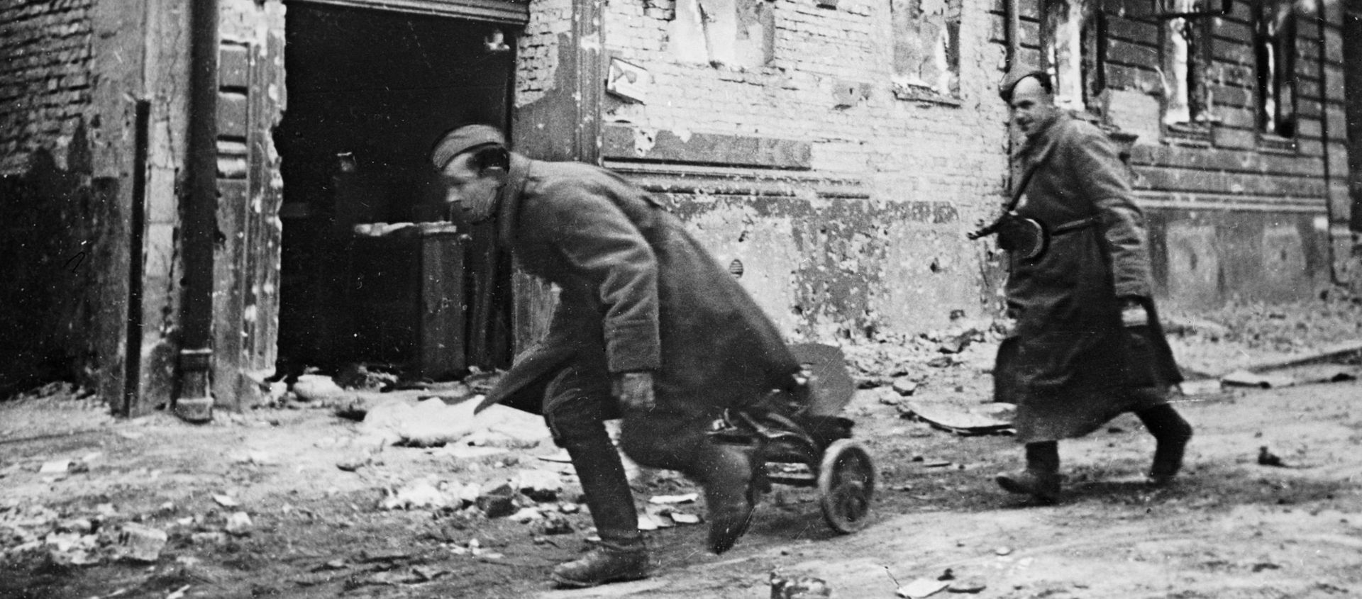 Советские войска в Берлине, 1945 год Советские войска в Берлине, 1945 год - Sputnik Армения, 1920, 02.05.2020