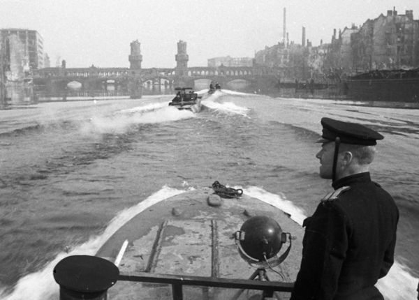 Отряд полуглиссеров Днепровской военной флотилии на реке Шпрее, 1945 год - Sputnik Армения