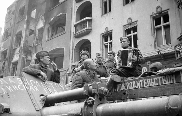 Советские солдаты слушают баян на улицах Берлина, 1945 год - Sputnik Армения