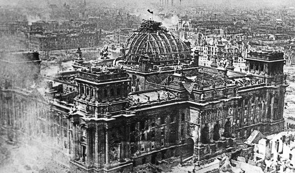 Знамя Победы над рейхстагом, 1 мая 1945 года - Sputnik Армения