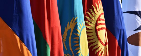 Государственные флаги на контрольно-пропускном пункте Ак-Жол на границе Киргизии и Казахстана. - Sputnik Армения