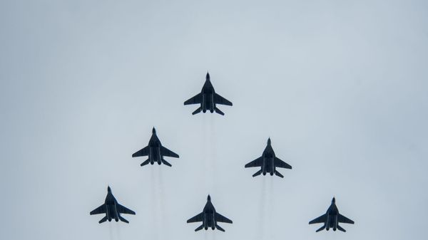 Тренировочные полёты самолётов ЮВО МО РФ перед авиапарадом 9 мая (29 апреля 2020). Еревaн - Sputnik Армения