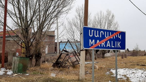 Дорожный знак при выезде из Маралика Дорожный знак при выезде из Маралика - Sputnik Армения