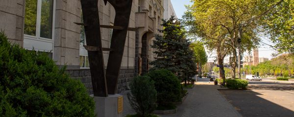 Скульптура армянскому драму перед зданием Центрального Банка Армении - Sputnik Արմենիա