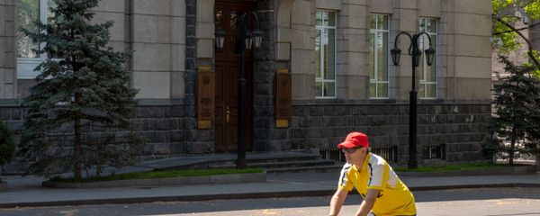 Проезжающий мимо здания Центрального Банка Армении велосипедист - Sputnik Արմենիա