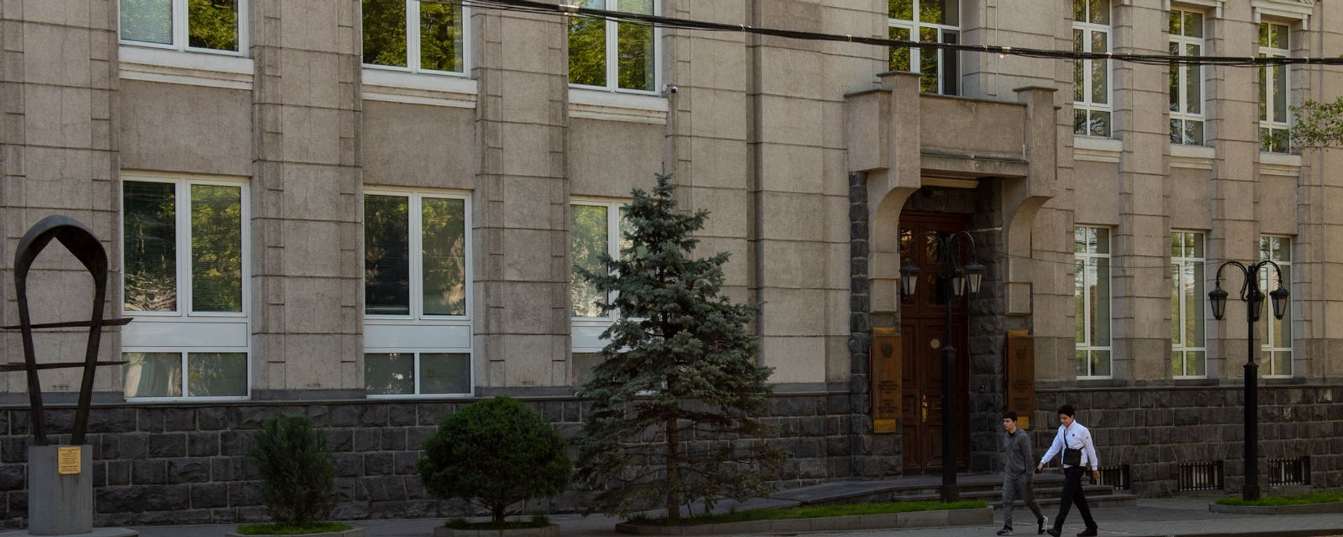 Молодые люди проходят мимо здания Центрального Банка Армении Молодые люди проходят мимо здания Центрального Банка Армении - Sputnik Армения, 1920, 04.05.2021